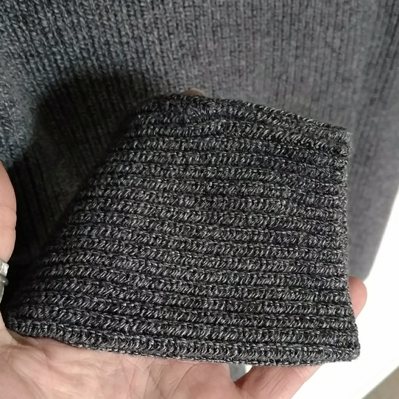 Banana republic charcoal gray sweater - Picture 5 of 6